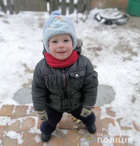 У селі Рагівка на Київщині   зник 2-річний Богдан Уніченко. Його шукають близько 200 людей,   задіяли аеророзвідку
