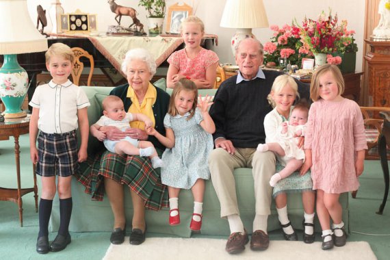 Члены королевской семьи вспоминают об умершем герцоге Эдинбургском в фото