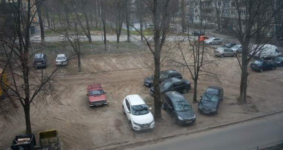 Водителей начали штрафовать за парковку во дворах