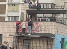 На детской площадке на улице Григоренко, 36 дети лазают по крышам