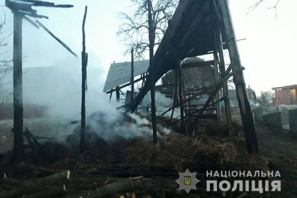 На Тернопільщині чоловік через старі образи  вирішив помститися своїй матері та сестрі. Вночі підпалив хлів  із сіном в них на господарств