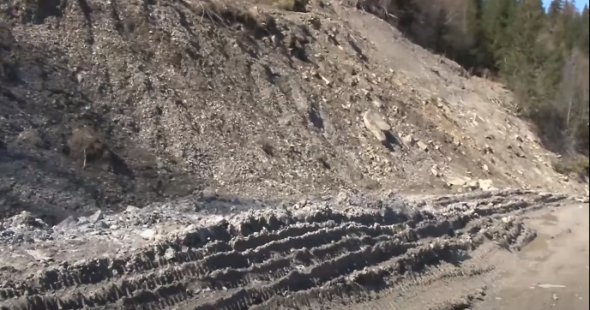 На краю урвища: показали "дорогу смерті" на Прикарпатті