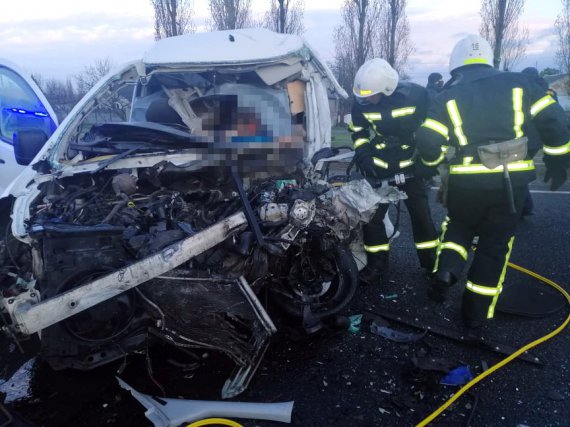 На Николаевщине машина ритуальной службы Fiat Scudo с покойниками в салоне влетела в автомобиль Foton Укрпочты. 31-летний водитель Fiat погиб на месте