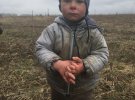 2-летнего Богдана Униченка искали чуть менее суток. Нашли в лесополосе на расстоянии около 5 км от дома. Он был грязный, истощенный и плакал. Парня осмотрели врачи, его жизни и здоровью ничего не угрожает