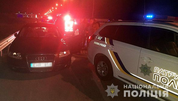 На Полтавщині поліцейські затримали чоловіка, який вкрав у магазині продукти, побив водія та викрав його авто