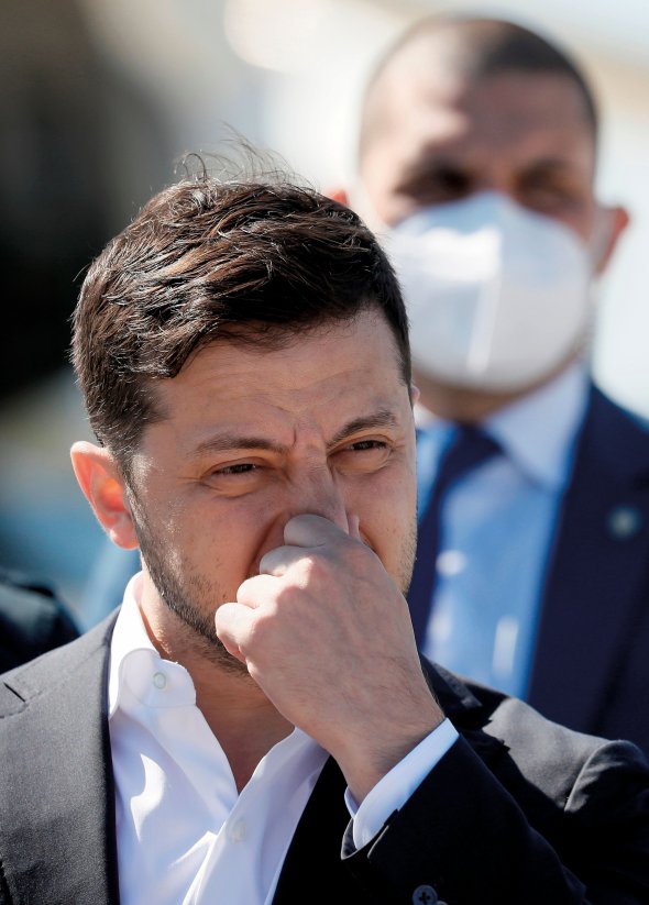 Володимир Зеленський до президентства політикою не займався. Став відомим завдяки участі у Клубі веселих і кмітливих у середині 1990-х. Згодом побудував кар’єру в шоубізнесі. Був автором, режисером і продюсером гумористичних програм, серіалів і телепроєктів в Україні та Росії. На каналі ”Інтер”працював генеральним продюсером і займався медіабізнесом. Активи Зеленського на початок 2019-го становили приблизно 16 мільйонів доларів
