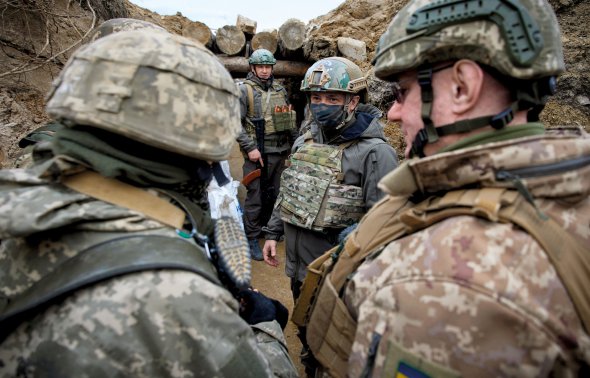 9 квітня президент Володимир Зеленський відвідує позиції української армії неподалік Авдіївки на Донеччині. ”Мій обов’язок як верховного головнокомандувача – підтримувати бойовий дух військових, які на фронті роблять усе можливе для захисту України”, – написав у твіттері. З кінця березня збройні формування Росії збільшили кількість провокацій, і попри оголошене перемир’я за два тижні квітня Україна втратила 12 захисників