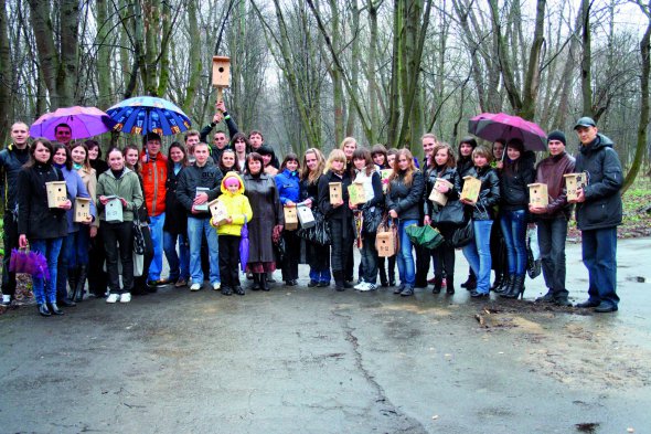 Сергій Ільїнський (перший ліворуч від найвищої годівнички) разом зі своїми студентами майструє домівки для птахів. Їх розвішують восени в парках Кам’янця-Подільського на Хмельниччині