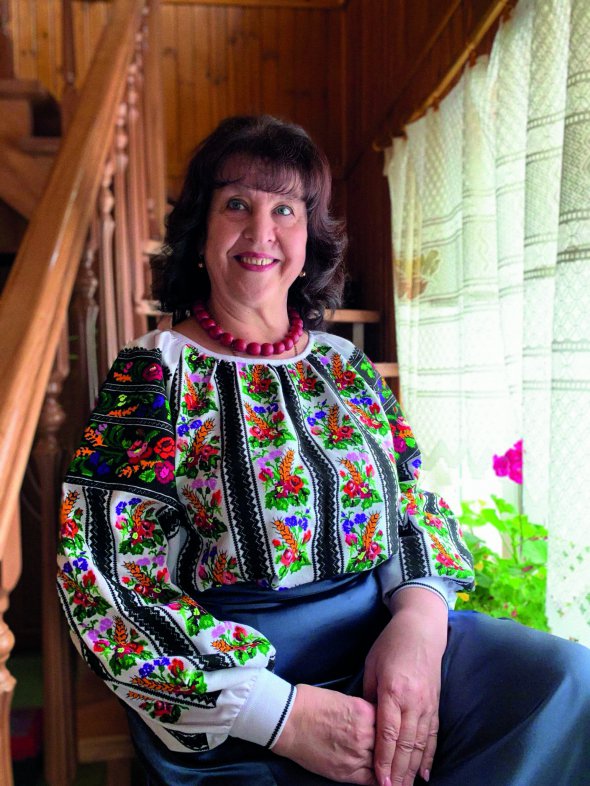 Наталія ФАЛІОН, 62 роки, вчителька, співачка, лідерка гурту ”Лісапетний батальйон”. Народилася 18 листопада ­1958-го в селі П’ятничани Чемеровецького району на Хмельниччині. Батько Іван Цибулько був завгос­пом, розвозив посилки на пошті, працював у воєнізованій охороні. Мати Марія Іванівна – телефоністка. ”Мама до війни працювала на шахті на Донбасі як дочка репресованого. З татом познайомилась у Тальному на Черкащині, коли приїхала до подруги. Після весілля перебралися в ­П’ятничани. Побудували хату. Тато розказував, яке гарне його село. Ми туди часто їздили. Батьки померли 11 років тому. Мати – 1 травня, батько – 11 липня”. Закінчила Київський інститут культури. З чоловіком переїхала в латвійське місто Лієпая. У школі працювала завучем із виховної роботи. 1991-го повернулась у П’ятничани. Працювала вчителькою музики. У сільському будинку культури створила аматорський театр ”Бабине літо”. 2003 року стала директоркою музичної школи в місті Скала-Подільська Борщівського району Тернопільської області. Із викладачами організувала естрадно-фольклорний гурт ”Забава”. Колектив об’єднала з ”Бабиним літом” для участі в п’ятому сезоні телевізійного шоу ”Україна має талант”. Гурт ”Лісапетний батальйон” переміг. 2018-го поховала чоловіка. За кілька місяців раптово помер молодший син 36-річний Віктор. Старший 41-річний Сергій – концертний директор ”Лісапетного батальйону” й автор багатьох пісень. Невістка 35-річна Тетяна й дочка 34-річна Катерина – учасниці колективу. Має шістьох онуків. Живе з харківським бізнесменом 62-річним Сергієм Хижняченком у П’ятничанах. Любить страви з грибами