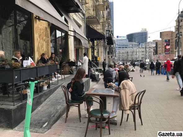 У центрі Києва спокійно працюють літні майданчики деяких ресторанів і кафе