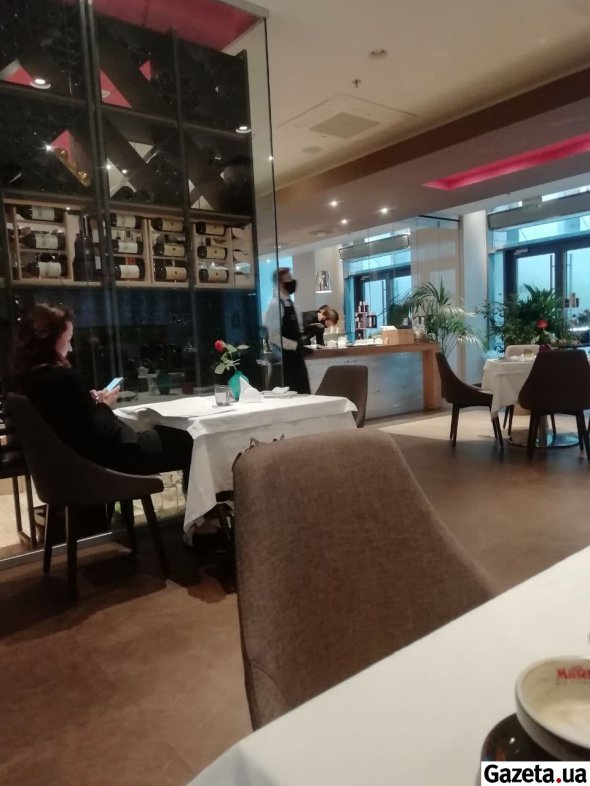В ресторане средиземной кухни гостей пускают в средину, если они предварительно забронировали столик по телефону. Полиции у нас не было, поэтому работаем, говорит персонал