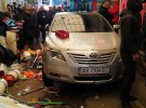 В Харькове на рынке "Барабашово" автомобиль влетел в торговые ряды. Фото: vchaspik.ua