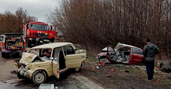 У Хмельницькій області  зіткнулися Daewoo  та  ВАЗ.  Потерпілого та тіла двох загиблих довелося вирізати з автівок