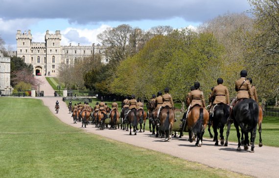 Королевская военная конная артиллерия пробирается на Длинную прогулку в Виндзорский замок во время подготовки к репетициям, которые происходили перед похоронами принца Филиппа, герцога Эдинбургского 15 апреля 2021 в Англии.