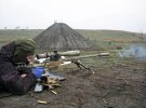 Снайпер українських збройних сил вистрілює з гвинтівки під час тренувань на полігоні поблизу міста Марінка Донецької області,