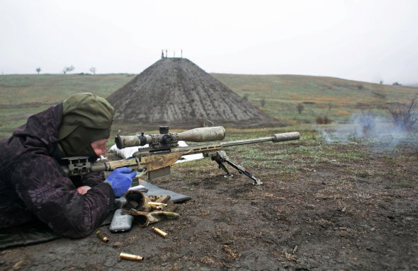 Снайпер українських збройних сил вистрілює з гвинтівки під час тренувань на полігоні поблизу міста Марінка Донецької області,