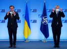 Генеральный секретарь НАТО Йенс Столтенберг и министр иностранных дел Украины Дмитрий Кулеба снимают защитные маски для лица до официального поздравления в штаб-квартире НАТО в Брюсселе, Бельгия, 13 апреля 2021 года.