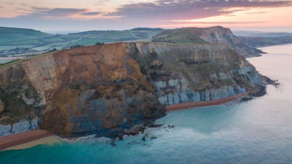  4000-тонний скелепад у місті Сітоун заблокував пляж між Сітоуном та пляжем Ейп, частиною історичного узбережжя Юрського періоду у Великобританії. Вважається, що падіння скелі є найбільшим за останні 60 років.