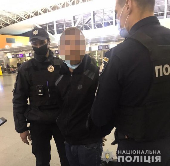 В Киеве зарезали 25-летнего продавца цветов. Подозреваемого задержали в аэропорту. Это 27-летний знакомый потерпевшего