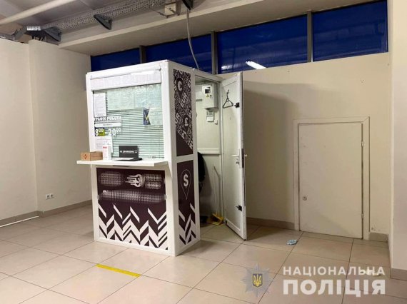 В Ровно полицейские задержали 32-летнего жителя Хмельницкой области за разбойное нападение на кассира обменного пункта