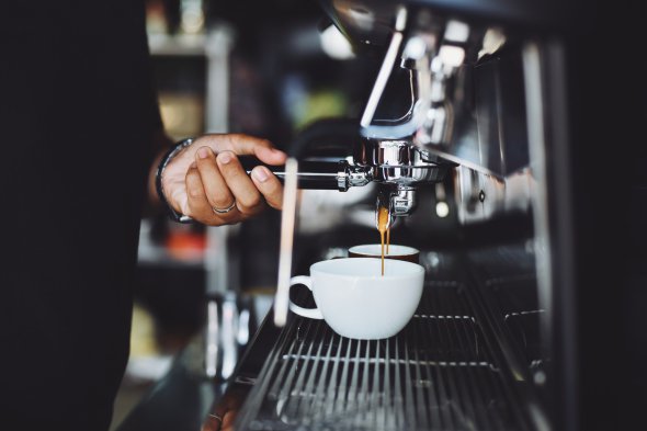 "Якісна кавова машина коштуватиме в районі тисячі доларів. Все залежить від виробника", - розповідає власник кав'ярень. 