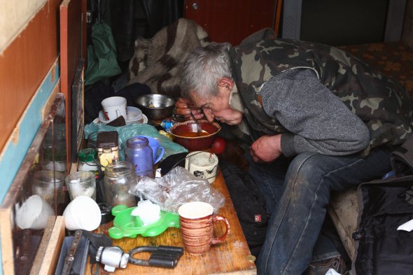 Булгаков обідає борщем, який приніс сусід
