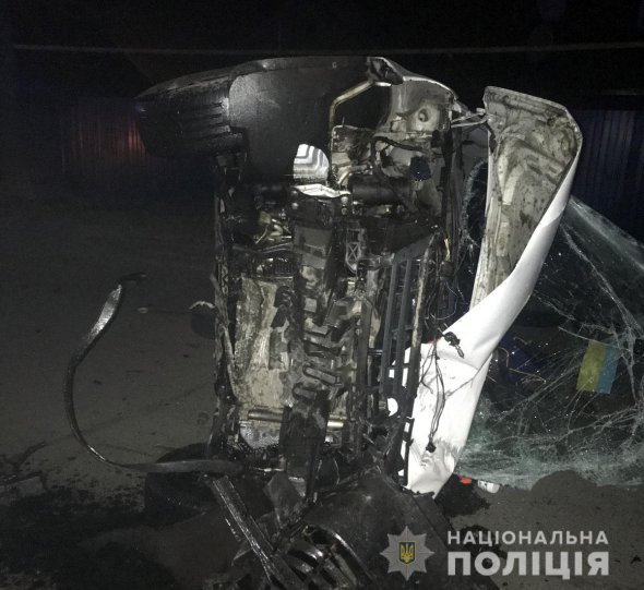 В Покровске 28-летний водитель Volkswagen Caddy не справился с управлением, влетел в дерево на обочине и перевернулся. 20-летняя пассажирка авто погибла на месте. А водитель скрылся