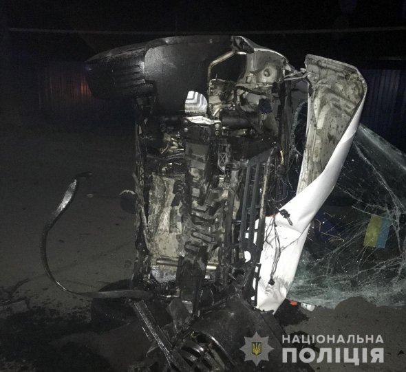 У Покровську   28-річний водій   Volkswagen Caddy  не впорався з керуванням, влетів у дерево на узбіччі та перекинувся. 20-річна пасажирка авто загинула на місці. А водій утік