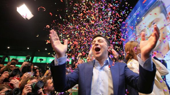 Володимир Зеленський радіє перемозі у другому турі виборів президента 21 квітня 2019 року у столичному конгресно-виставковому центрі ”Парковий”. Щойно оголосили результати екзит-полу