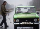 Чоловік тестує радіацію автомобіля поблизу Чорнобиля.