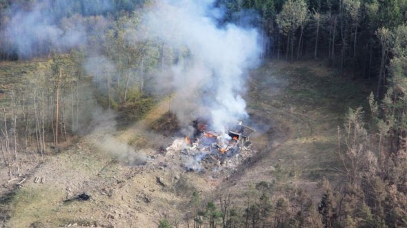 Остатки уничтоженного взрывом склада боеприпасов в лесу на востоке Чехии