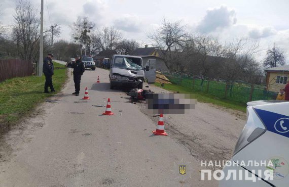 На Рівненщині п’яний водій мікроавтобуса на смерть збив скутериста. Дружина загиблого  - в лікарні