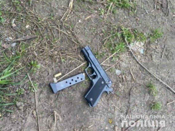 В селе Белогородка Киевской области ревнивец выяснял отношения с соперником стрельбой