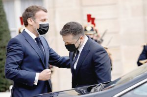 Французький президент Еммануель Макрон вітає президента України Володимира Зеленського в Єлисейському палаці. 16 квітня 2021 року, Париж