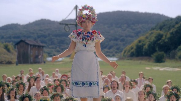 Англійка Флоренс П'ю у горорі «Сонцестояння» зіграла дівчину зі Швеції Дені, яка потрапляє в язичницький культ.   