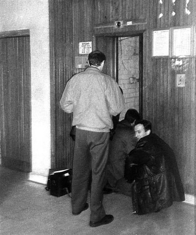 22 апреля 1998 года. На месте убийства Вадима Гетьмана в жилом доме в Киеве работают криминалисты