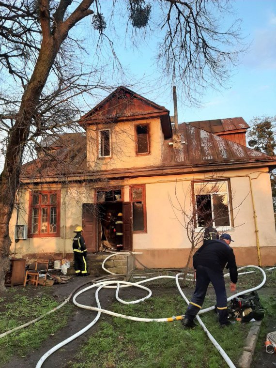 В Луцке во время пожара в четырехквартирном доме погибли мать с дочкой и мужчина