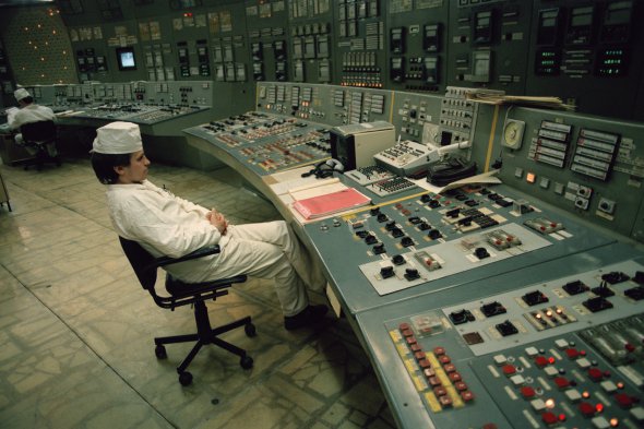 Оператор работает за пультом управления 3-го реактора ЧАЭС