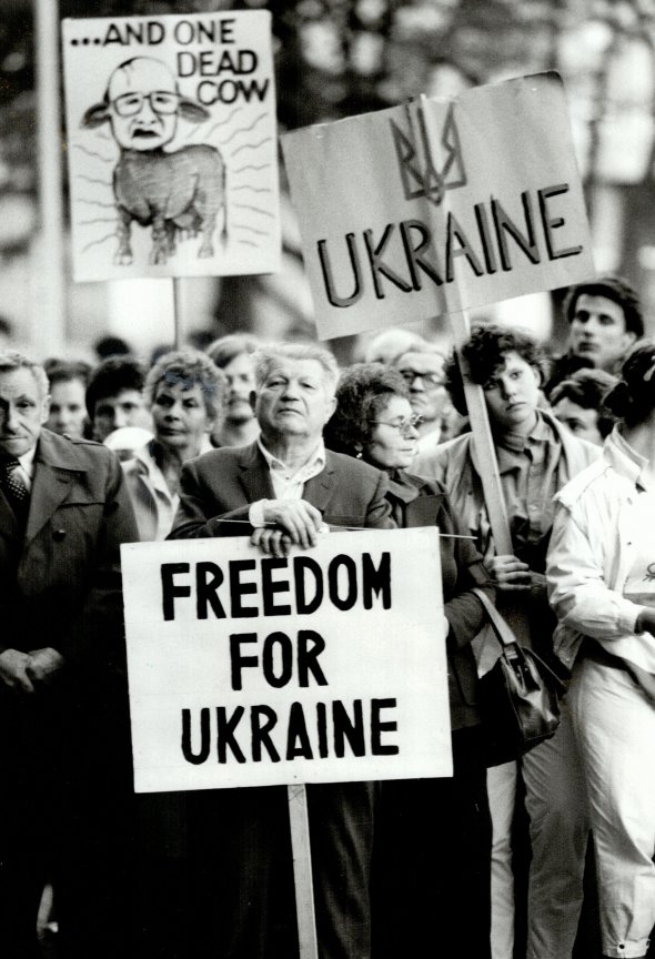 Українці Канади вийшли на акцію протесту в травні 1986 року. Напередодні багато з них почули про аварію та не змогли зв'язатися з членами родини, які проживали в Україні. Під час демонстрації вимагали від Радянського Союзу надати більше інформації про ядерну катастрофу в Чорнобилі.