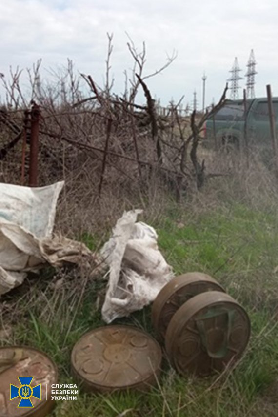 Оперативники СБУ виявили схрон з мінами