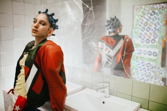 Співачка з'явилася в екстравагантних образах у кліпі