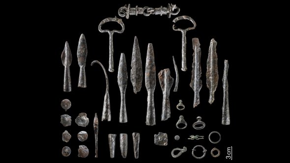 С помощью металлодетектора удалось раскопать 150 древних предметов