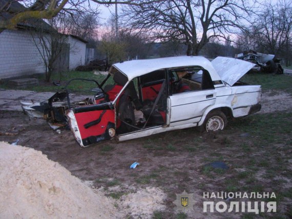 В Черкасской области ВАЗ-2107 разорвало пополам от столкновения с деревом. 19-летний водитель и 18-летняя пассажирка чудом остались живы