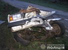В Черкасской области ВАЗ-2107 разорвало пополам от столкновения с деревом. 19-летний водитель и 18-летняя пассажирка чудом остались живы