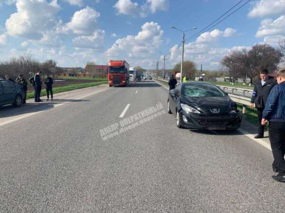 На выезде из Днепра Peugeot сбил двух детей на переходе. Они в тяжелом состоянии