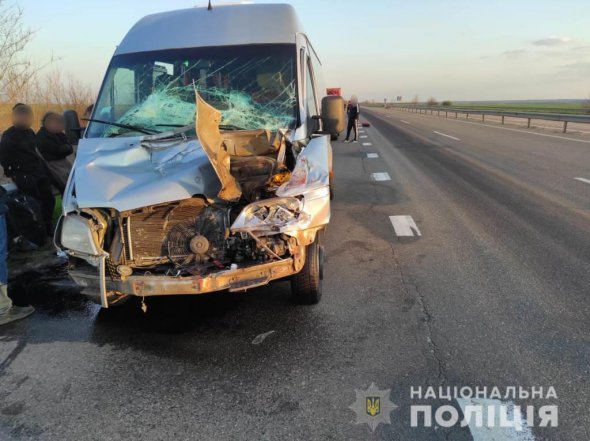 На трасі Київ-Одеса   маршрутка   з пасажирами влетіла у вантажівку Volvo. П’ятеро  постраждалих