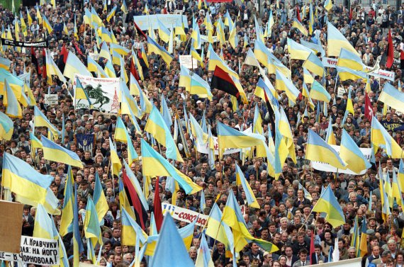 Прихильники Народного Руху України під час мітингу з вимогою про розпуск Верховної Ради та на підтримку незалежності.