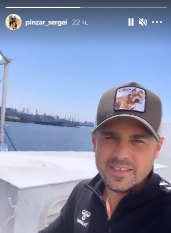 22 квітня в сторіз Пинзаря з'явилося фото з борту корабля, де він у тому ж одязі, що і на знімку Держприкордонслужби