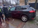 Во Львове водитель Porsche Cayenne поступил четыре ДТП и пытался скрыться от полиции. Когда его остановили - бросился в драку и а помочился на авто патрульных