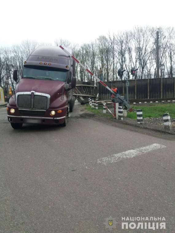 В Черкасской области пьяный водитель грузовика устроил ДТП на железнодорожном переезд